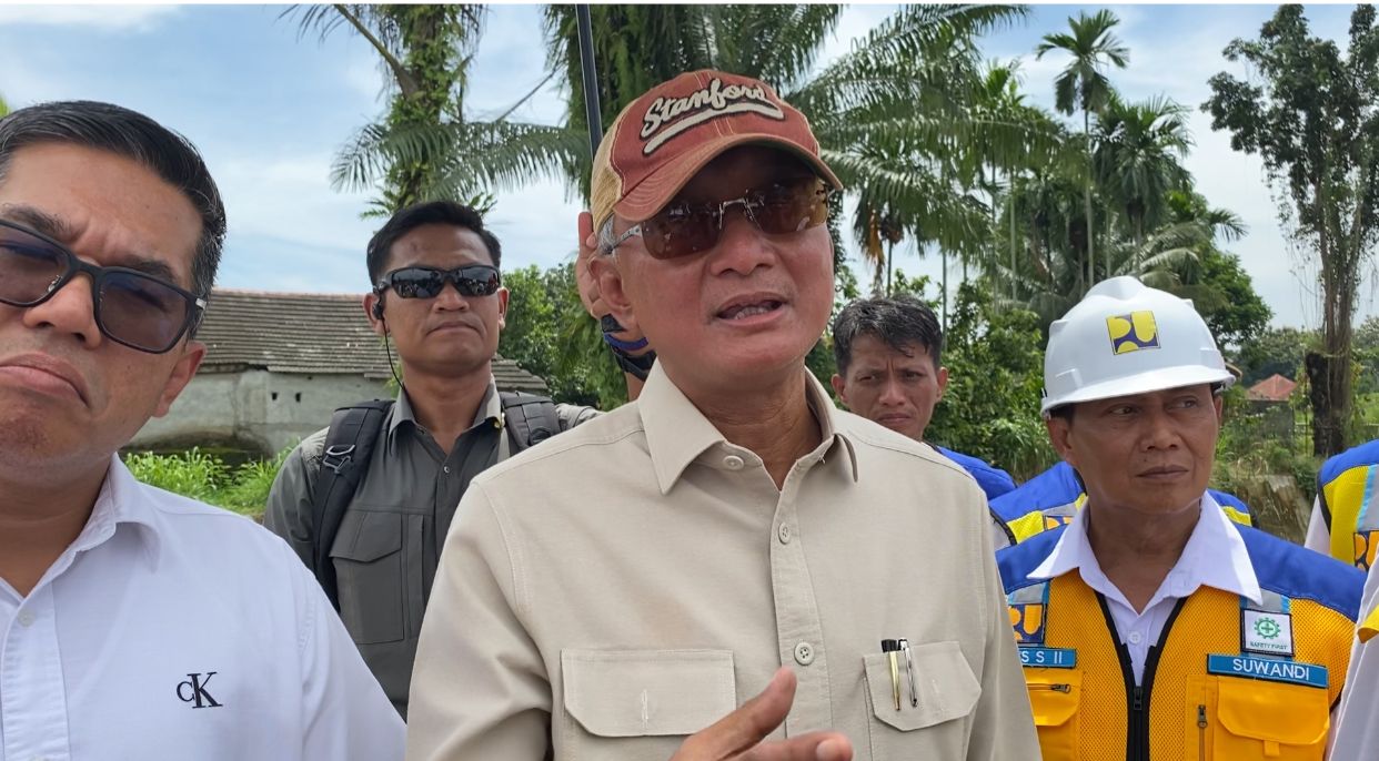 TINJAU : Menteri PU Dody Hanggono saat meninjau floodway Sei Kambing&ndash;Belawan di Jalan Pasar I, Medan Selayang, Kota Medan, Sumatera Utara, Sabtu (8/11/2025). (Dok: istimewa)