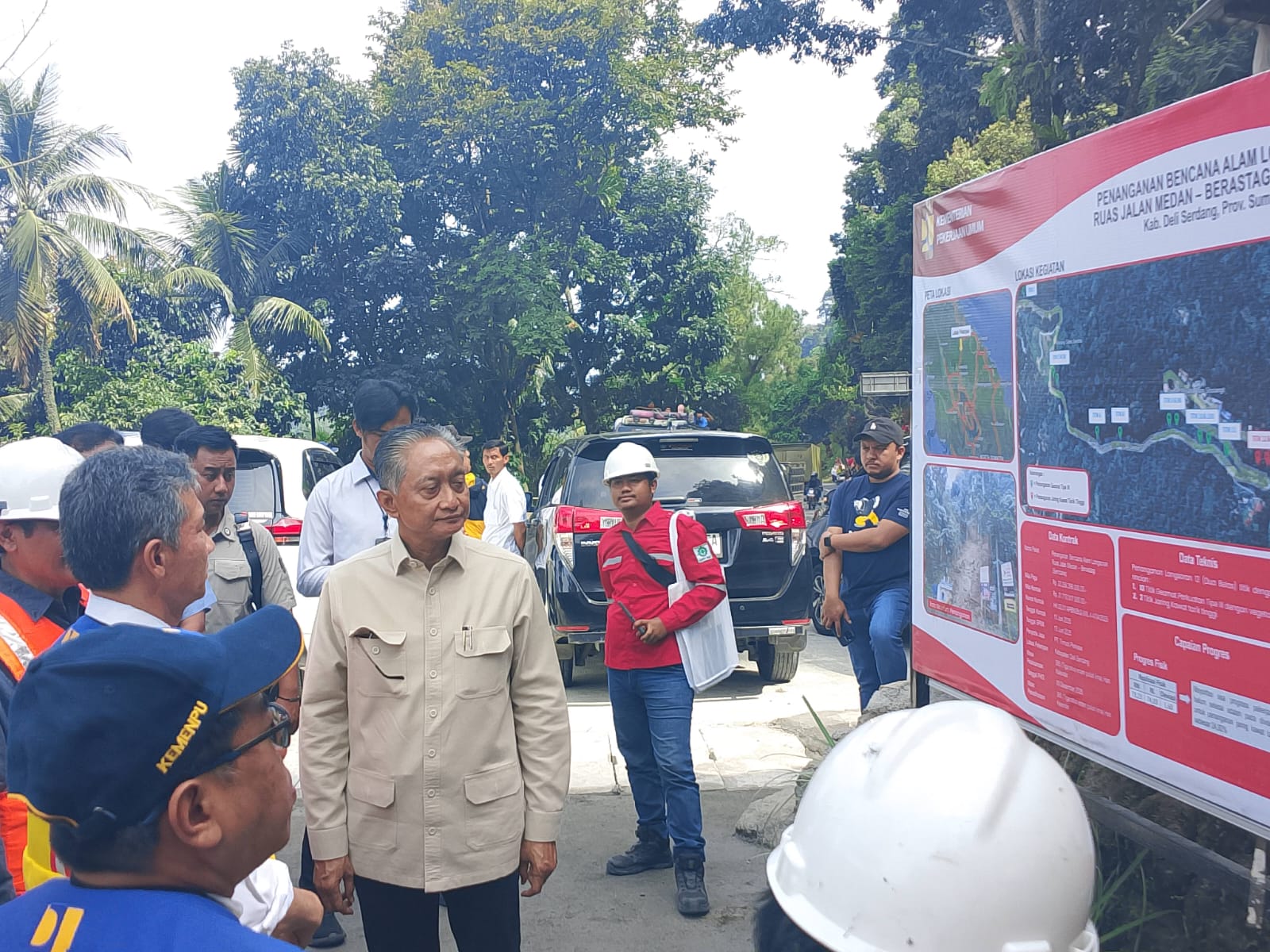 LONGSOR: Menteri Pekerjaan Umum Dody Hanggono saat melihat peta penanganan jalur longsor Medan- Brastagi. (Dok: istimewa)