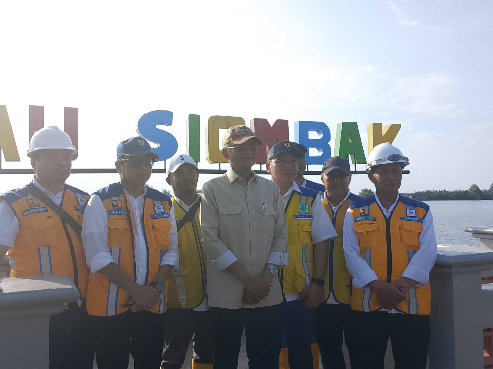 DANAU: Menteri Pekerjaan Umum (PU) Dody Hanggodo saat meninjau Danau Siombak, Kelurahan Paya Pasir, Kecamatan Medan Marelan, Kota Medan, Sabtu (8/11/2025). (Dok: istimewa)