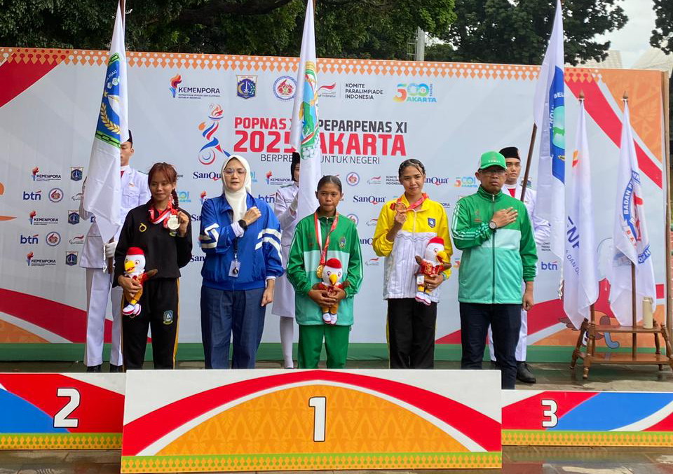 EMAS: Pelari Sumut Kesia Sihotang (tengah) meraih emas nomor lari 2.000 meter steeplechase putri pada Popnas 2025. (Dok: Dispora Sumut)
