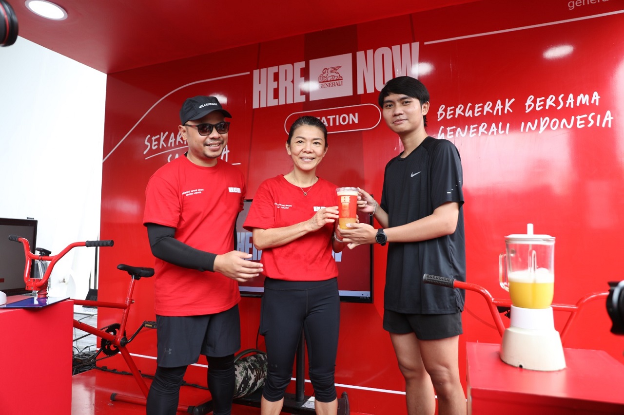 President Director dan CEO Generali Indonesia, Rebecca Tan didampingi Head of Corporate Communication Windra Krismansyah saat menghadiri kegiatan #HereNow healthy challenge di Jakarta(8/11).