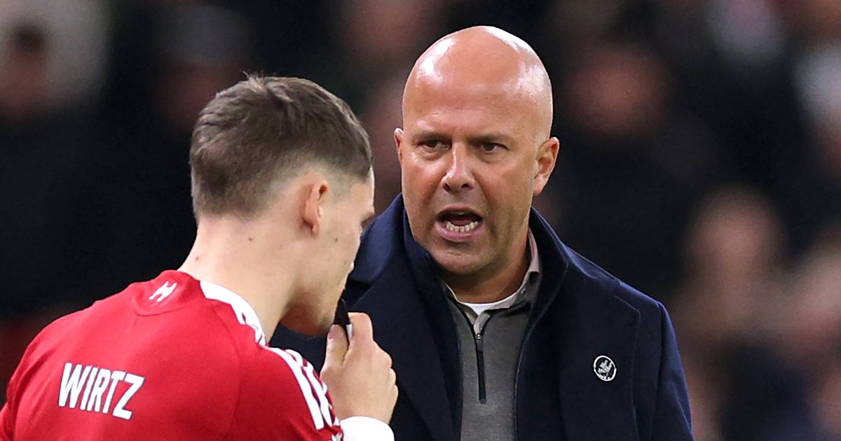 Pelatih Liverpool FC, Arne Slot saat memberikan arahan kepada anak asuhnya. (dailystar)