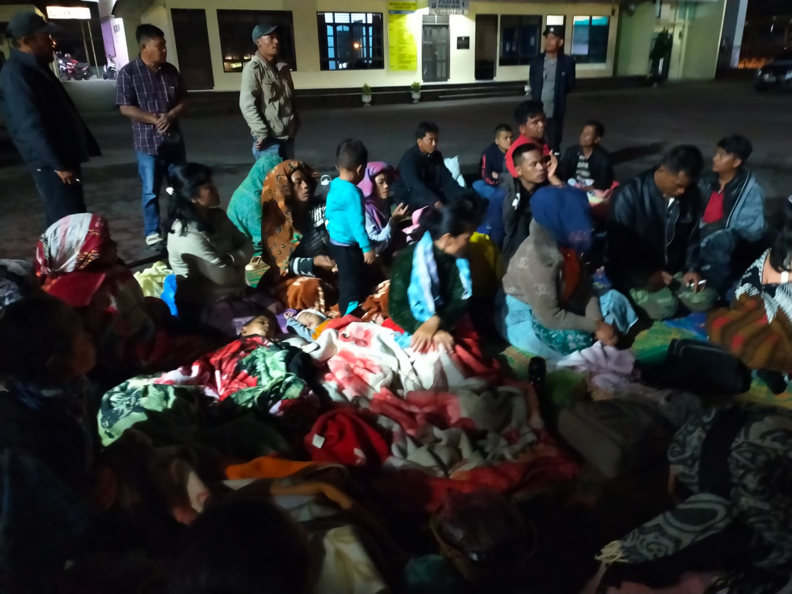 Puluhan KK warga Desa Parbuluan 6 Kecamatan Parbuluan, Kabupaten Dairi, terpaksa mengungsi ke Mapolres Dairi karena takut jadi aksi anarkis dilakukan massa penolak PT GRUTI, Sabtu (8/11/2025)