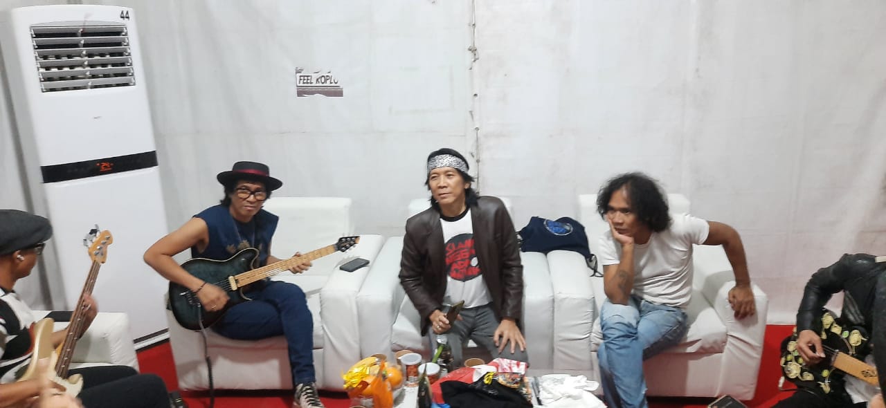KONPERS: Grup band Slank saat sesi konferensi pers pada gelaran Festival Kebangsaan &ldquo;GEMA KAMPUS&rdquo; di Stadion Mini USU, Sabtu (8/11) malam. (Sazaly/Sumut Pos)