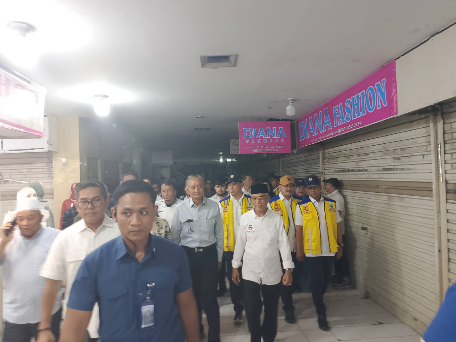 Dody Hanggono melakukan peninjauan bangunan Pusat Pasar Medan, didampingi Anggota Komisi V DPR RI, Lokot Nasution, Minggu (9/11/2025). (IKHSAN/SUMUT POS)