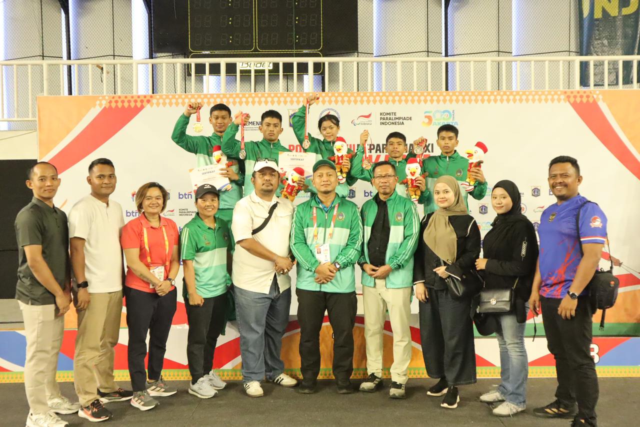 Ketua Kontingen Sumut M Maimun Masri bersama atlet wushu sanda di Popnas 2025. (Dok Dispora Sumut).