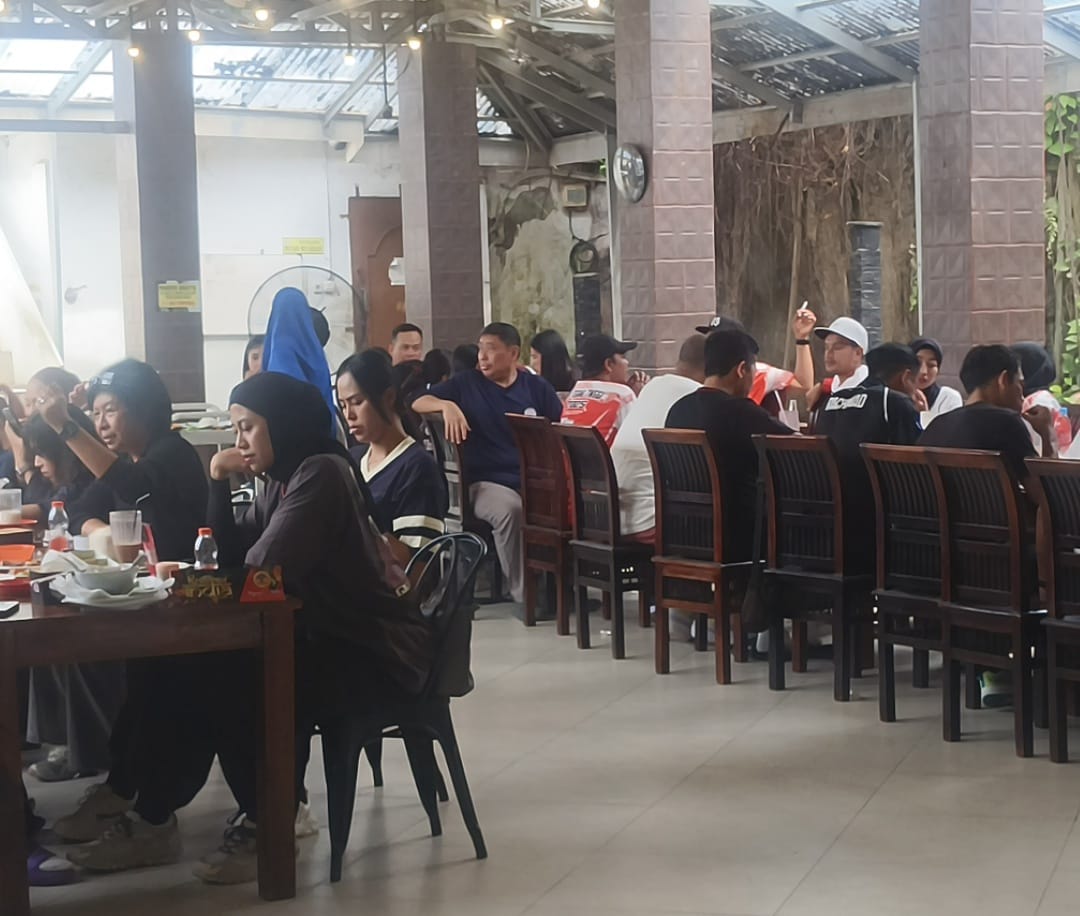 Wali Kota Tebing Tinggi Iman Irdian Saragih bersama Ketua DPRD Sakti Khaddafi Nasution dan rombongan  menikmati jamuan makan siang bersama Timnas Voli Putri. (AZAN PURBA/SUMUT POS)