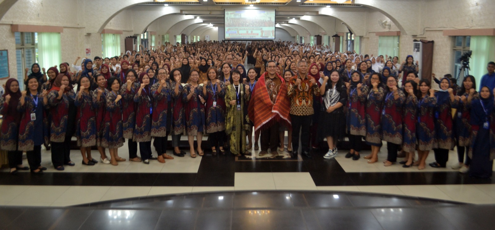 KULIAH PAKAR: Prof Dr Mukhamad Najib bersama pengurus yayasan, pimpinan, dosen dan mahasiswa STIKes Mitra Husada Medan. (Deddi Mulia Purba/Sumut Pos)