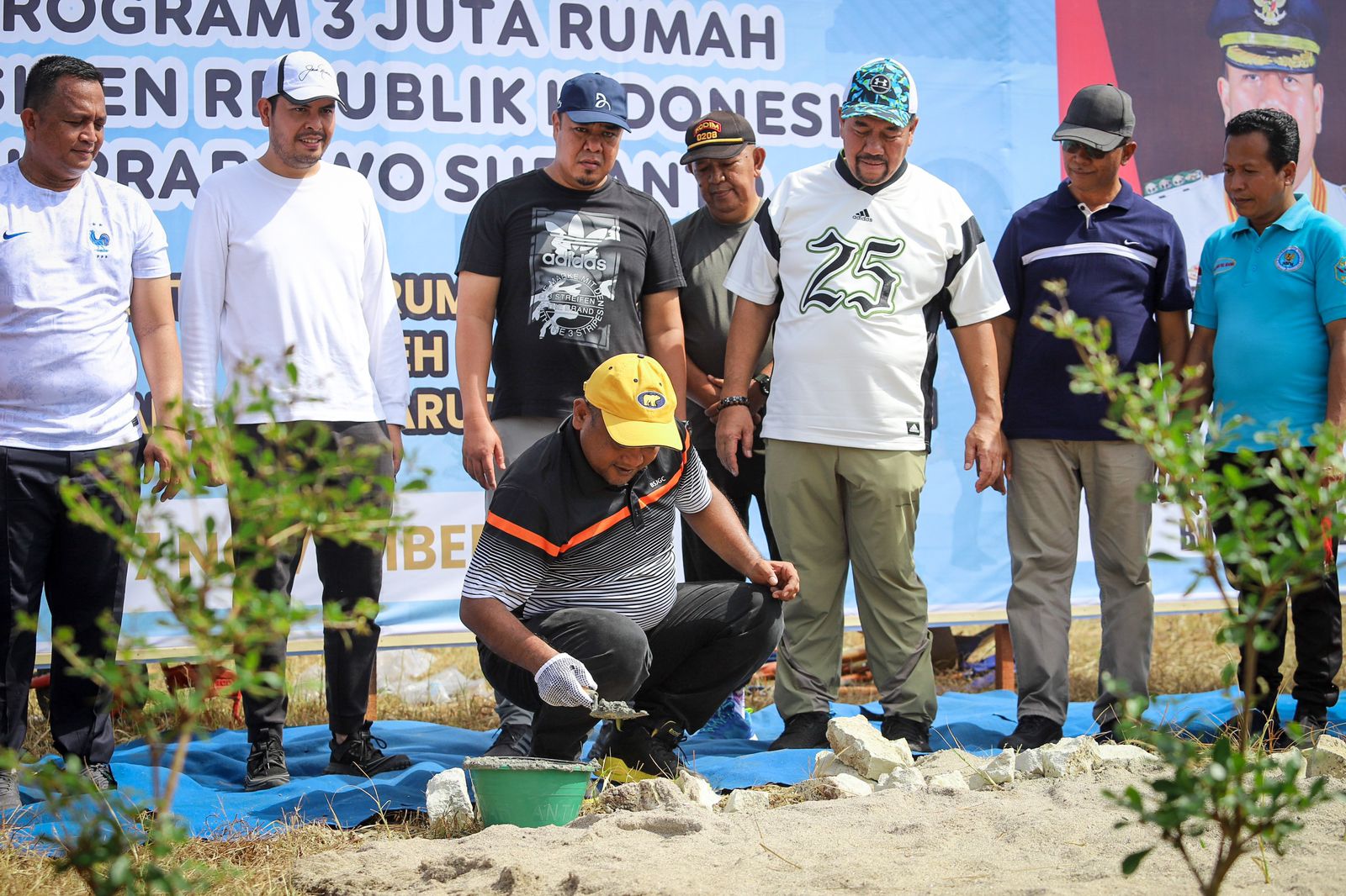 Bupati dan Wakil Bupati Batubara H . Baharuddin Siagian, SH, M.Si, dan Wabup Syafrizal, SE, M.AP bersama forkopimda meletakkan batu pertama pembangunan perumahan bagi warga MBR.