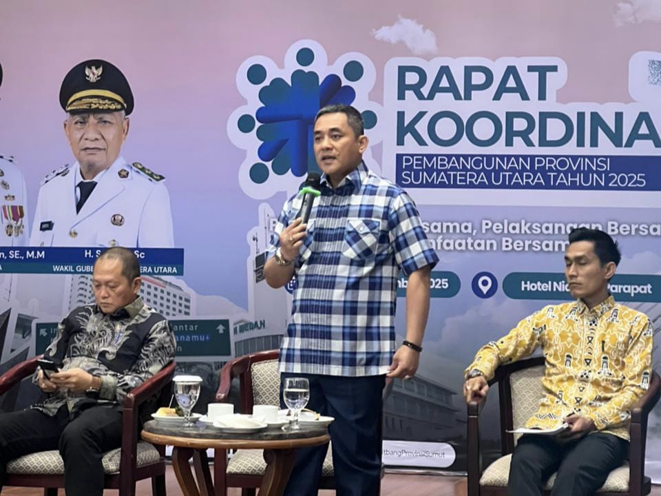 Pj Sekda Binjai, Chairin Simanjuntak saat bertindak sebagai narasumber dalam Rakoorbang Pemprovsu. (Diskominfo Binjai/Sumut Pos)