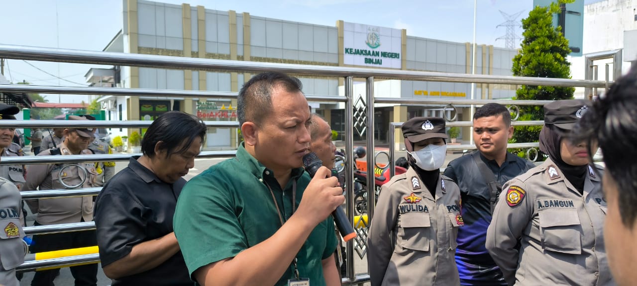 Kasi Intelijen Kejari Binjai, Noprianto Sihombing saat menerima massa aksi di depan kantornya. (Teddy Akbari/Sumut Pos)
