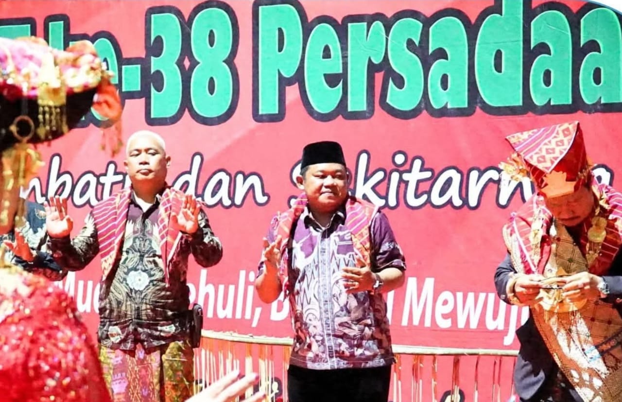 Wabup  Labuhanbatu (tengah) menari karo saat menghadiri peringatan HUT ke-38 Persadaan Merga Silima Labuhanbatu (Fajar/ Sumut Pos)