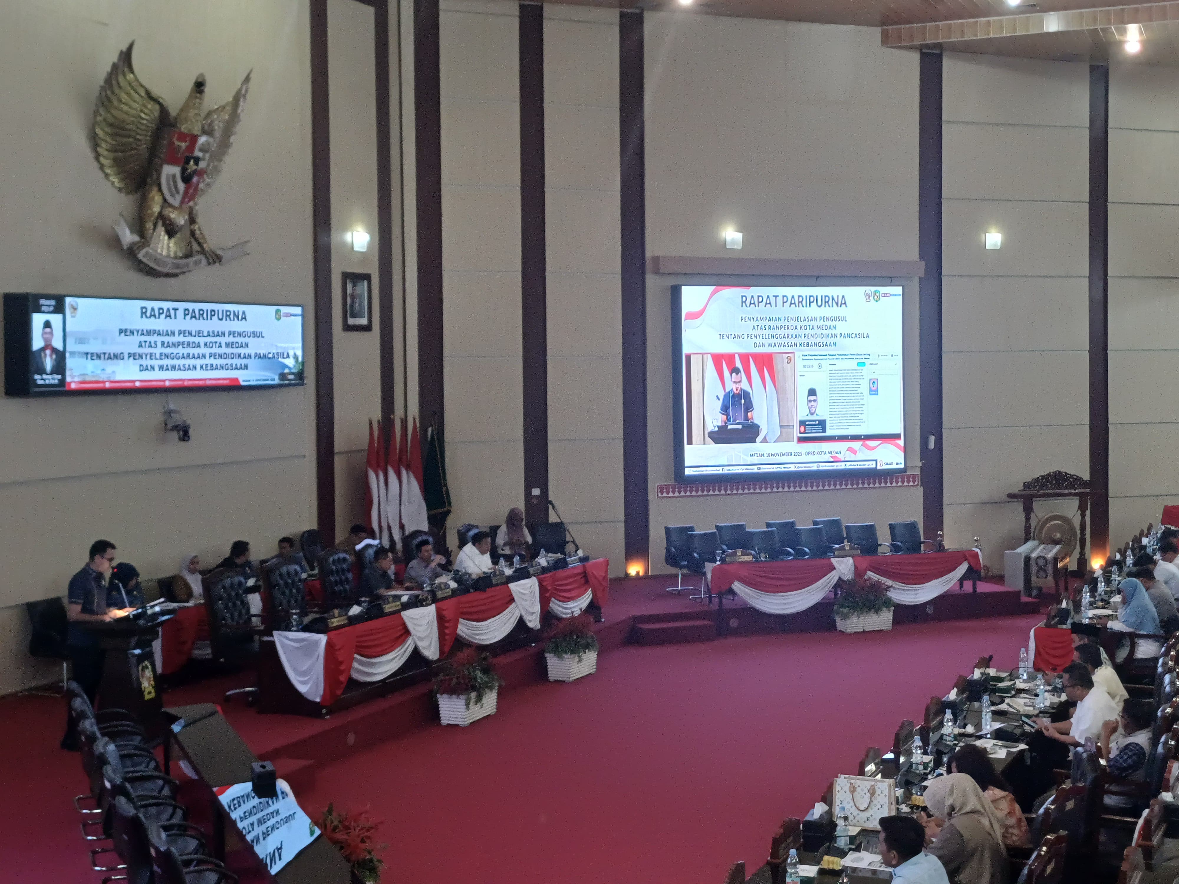 USULAN: Anggota DPRD Kota Medan, Afif Abdillah membacakan usulan Ranperda inisiatif tentang Penyelenggaraan Pendidikan Pancasila dan Wawasan Kebangsaan. (Dok: Markus Pasaribu/Sumut Pos)