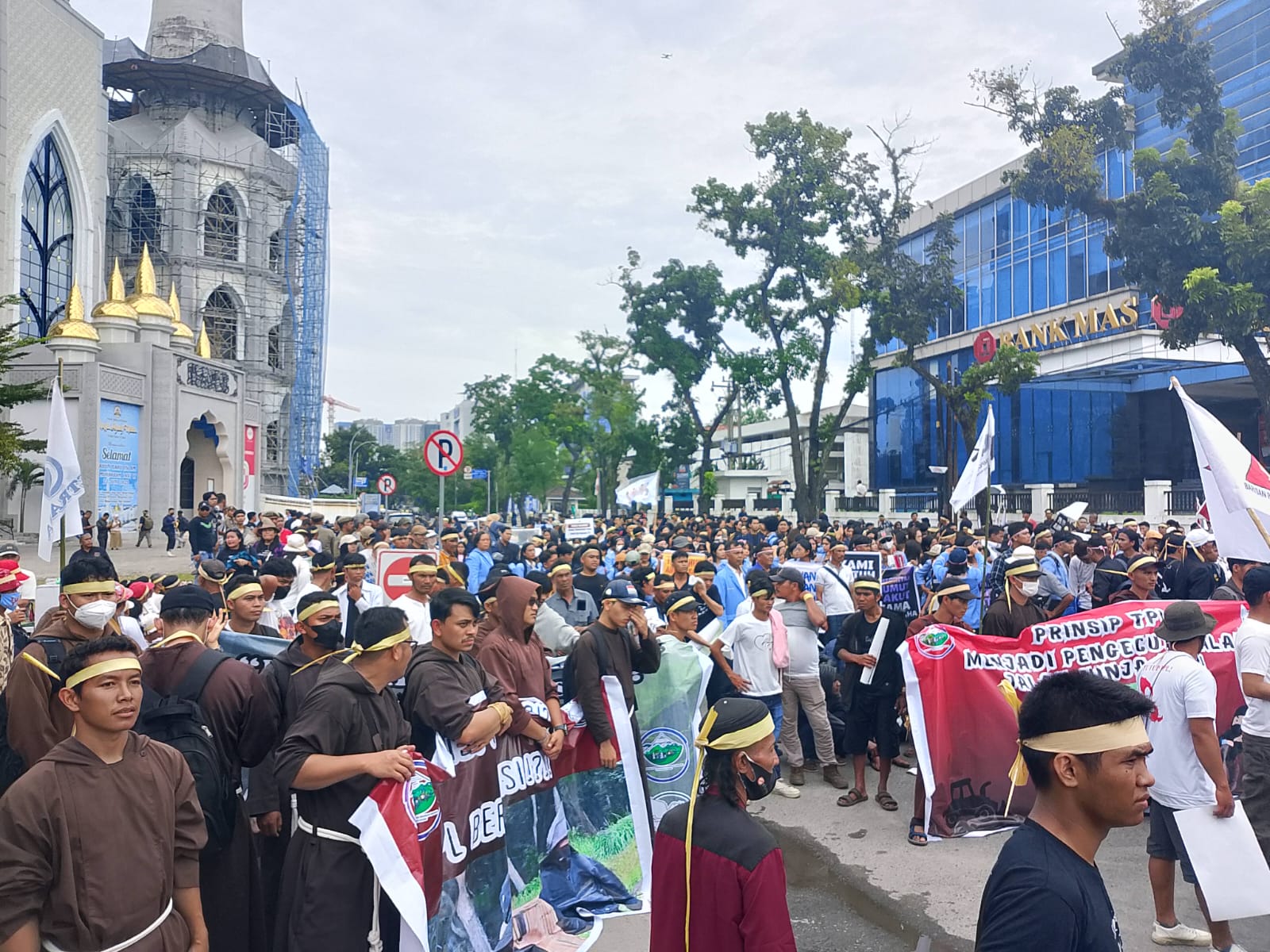 AKSI: Ribuan massa dari berbagai elemen masyarakat menggelar aksi unjuk rasa di depan Kantor Gubernur Sumatera Utara, Senin (10/11/2025). (Dok: istimewa)