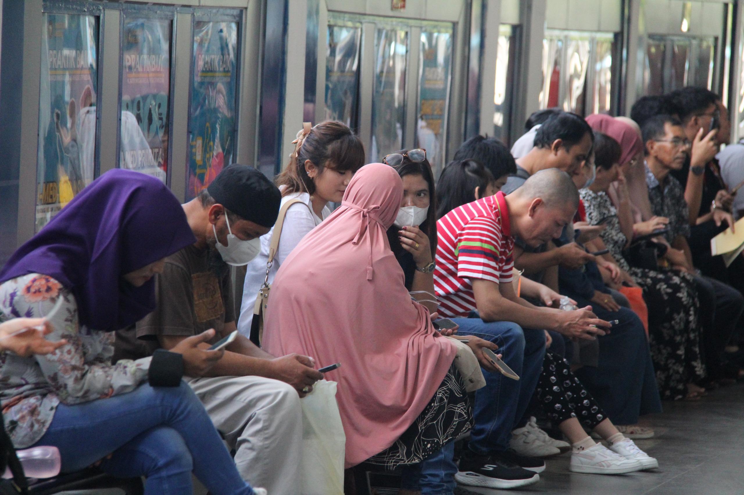 M-Pasport: Pemohon sedang mengecek M-Pasport untuk memastikan jadwal di Kantor Imigrasi Medan. (Dok: Imigrasi Medan)