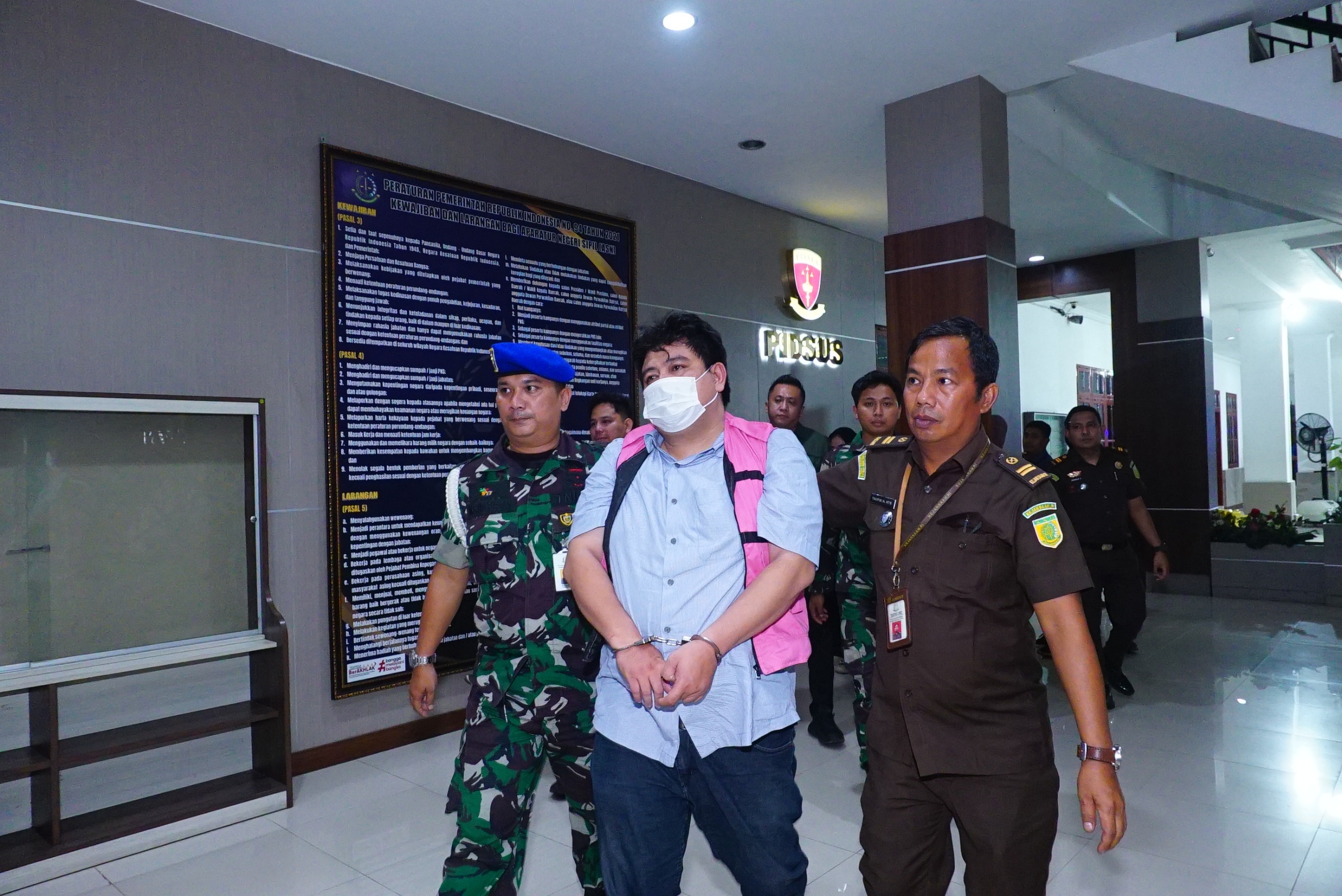 TAHAN: Kejati Sumut tahan tersangka LPL, selaku Analis Kredit pada Bank Sumut Kantor Cabang Pembantu Krakatau, Medan, Senin (10/11/2025) malam. (Dok: istimewa)