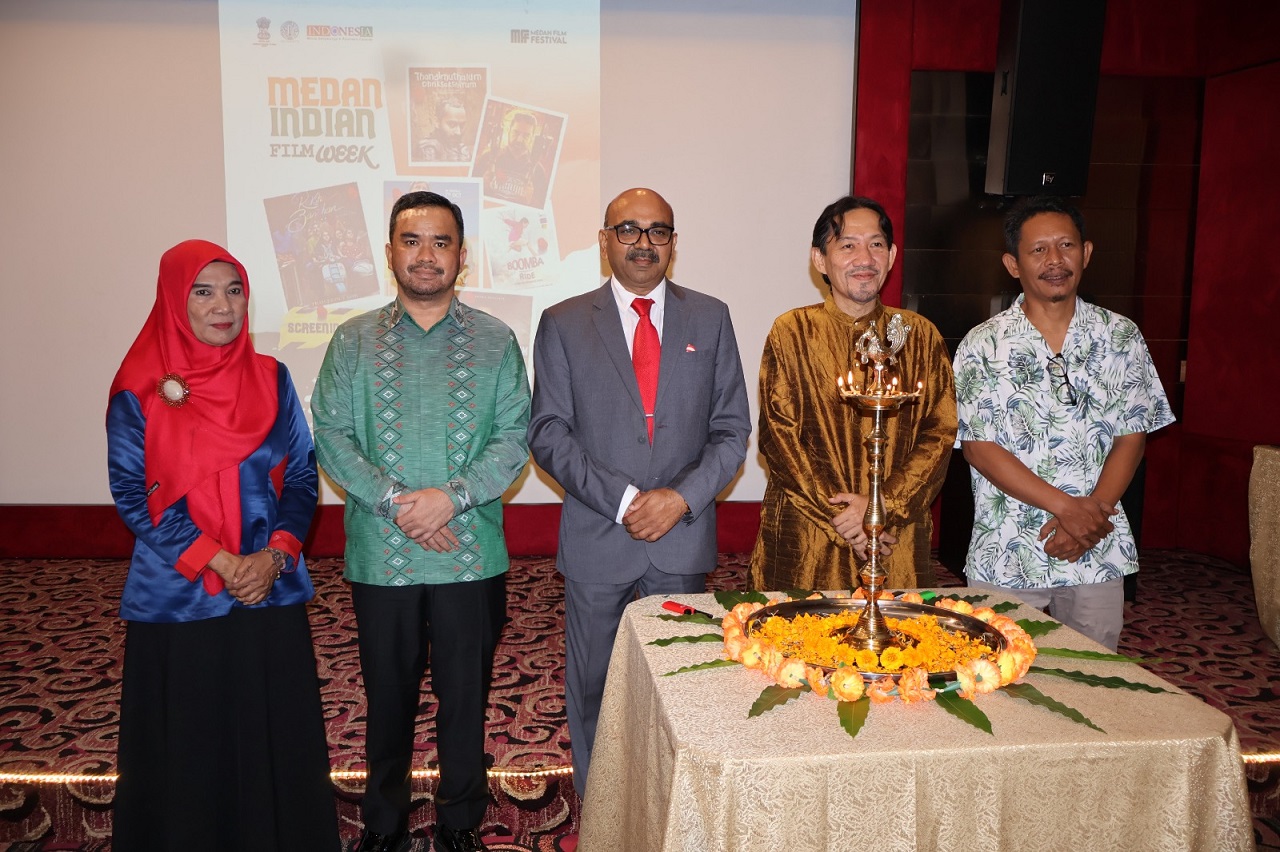 Konsul Jenderal India di Medan, Ravi Shanker Goel bersama undangan foto bersama disela perayaan Medan Indian Film Week. (foto : Konsulat Jenderal India di Medan)