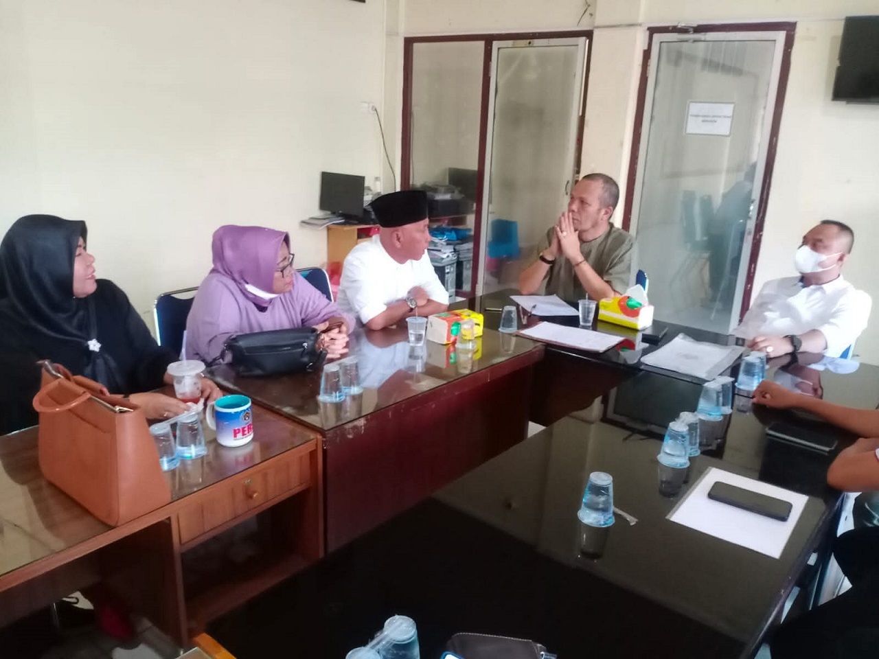 Ketua PWI Sumut, Farianda Putra Sinik, dan pengurus saat menggelar rapat, baru-baru ini. (Ist)