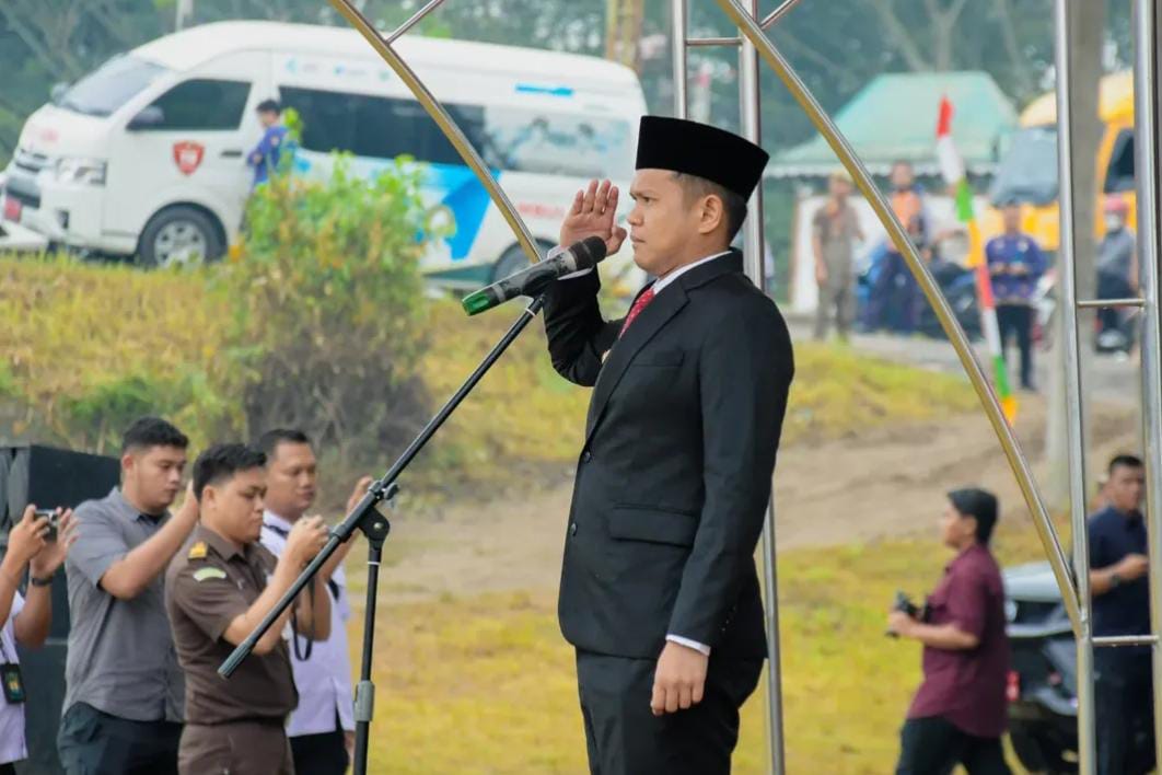 Wakil Bupati Serdang Bedagai, Adlin Umar Yusri Tambunan, memimpin upacara peringatan Hari Pahlawan di Sungai Ular, Perbaungan. ( Fadly/ Sumut Pos )