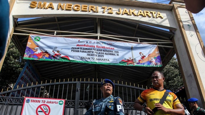 JAGA: Gerbang SMAN 72 Jakarta dijaga ketat oleh polisi. (Dok: istimewa)