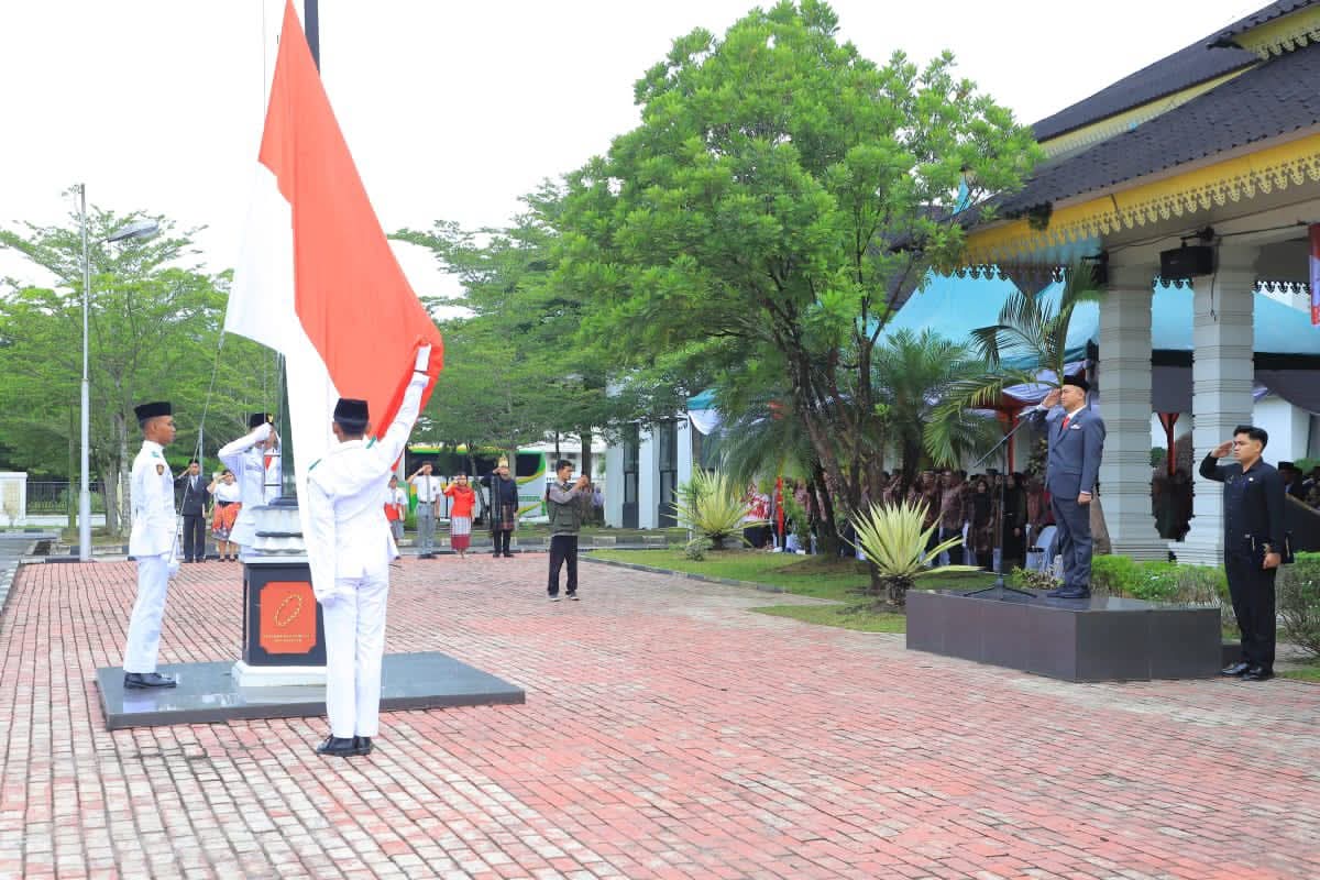 Bupati Labura Hendriyanto ajak masyarakat terus kobarkan semangat Kepahlawanan pada peringatan Hari Pahlawan,Senin (10/11/25). ( ( Asri Tarigan/Sumut Pos ) )