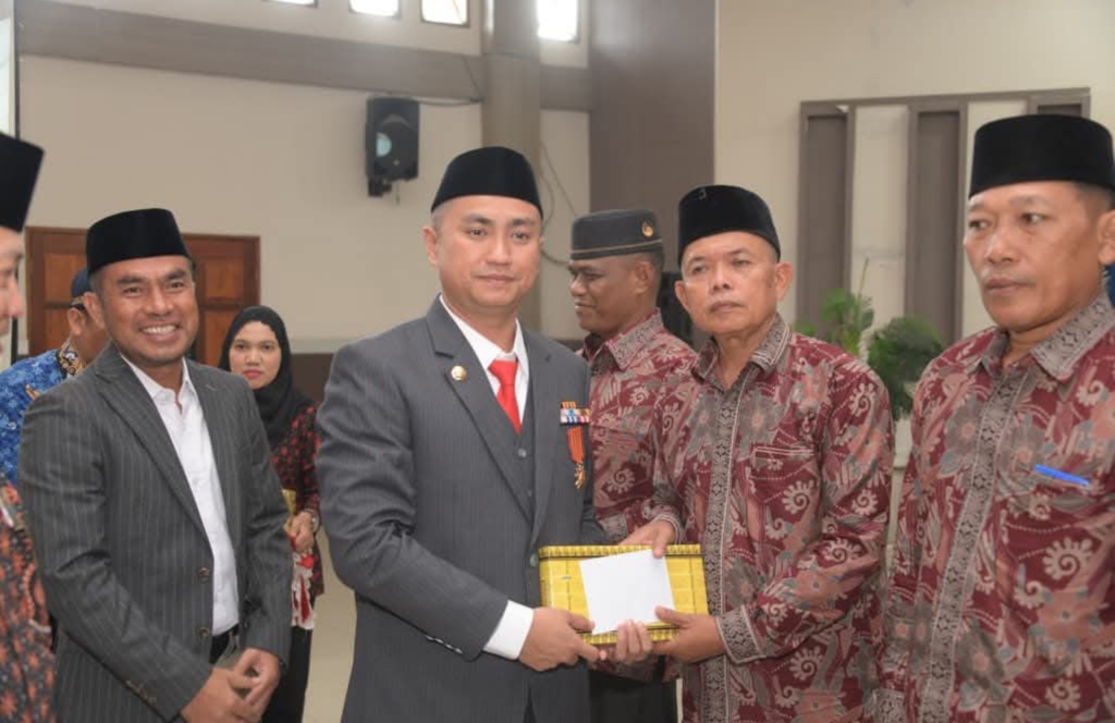 Bupati Labuhanbatu Utara,  H. Hendri Yanto Sitorus menerima Piagam Penghargaan dan Medali Kejuangan 9 Windu Kemerdekaan RI dari Dewan Harian Nasional 45. (ISTIMEWA/SUMUT POS)