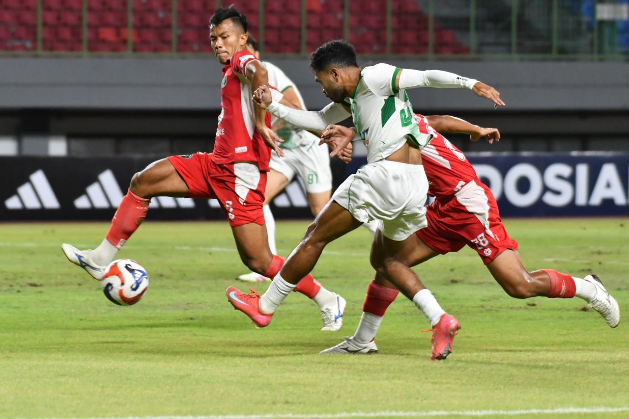Pemain PSMS dan Bekasi City berebut bola dalam lanjutan Pegadaian Championship 2025/2026 di Stadion Patriot Chandrabhaga, Bekasi, Minggu (9/11/2025) malam. (Dok PSMS)