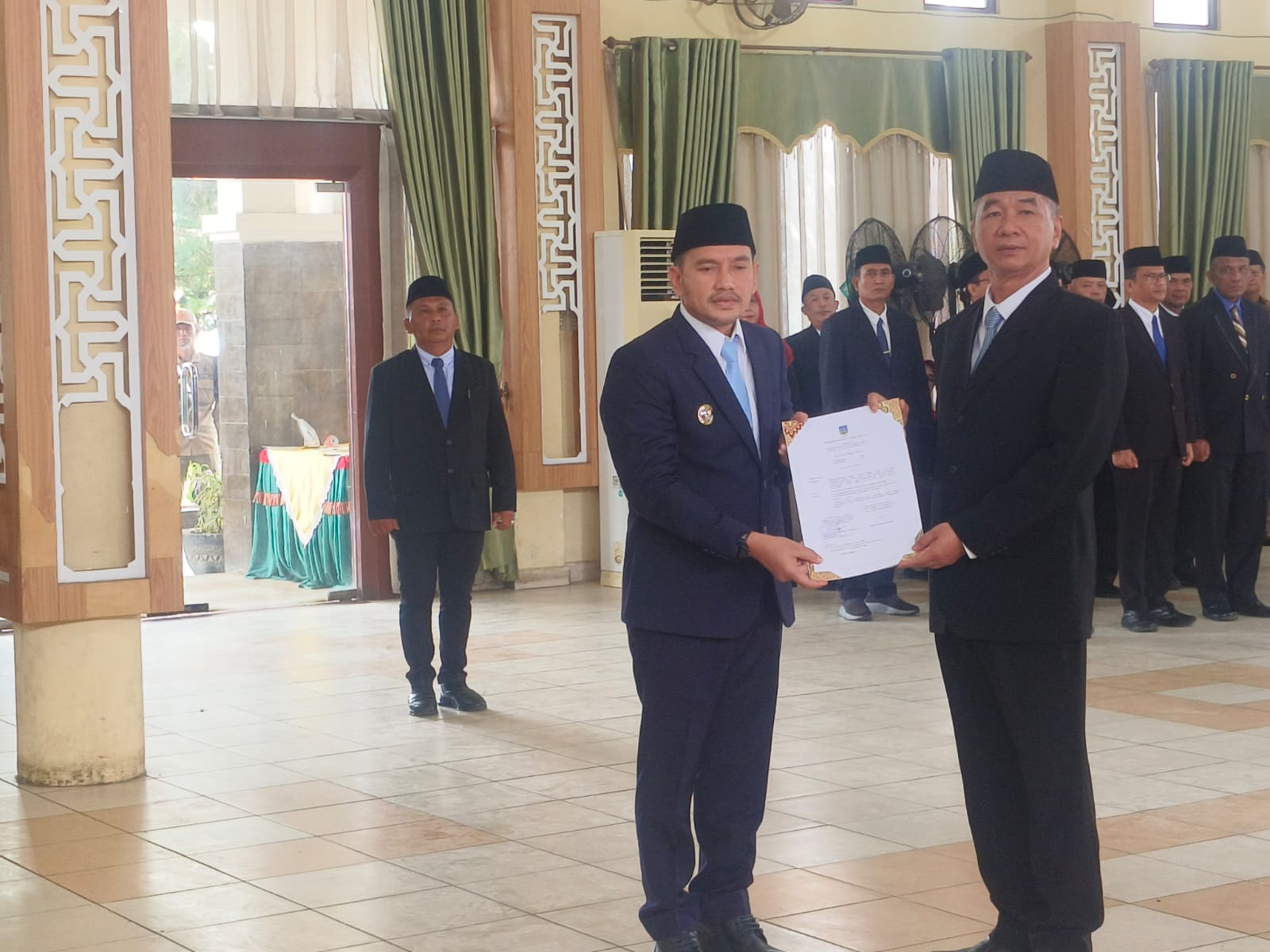 Wali Kota Tebingtinggi Iman Irdian Saragih menyerahkan surat keputusan pelantikan kepada Erwin Suheri Damanik yang resmi menjabat sebagai Sekdako Tebingtinggi. (AZAN PURBA/SUMUT POS)