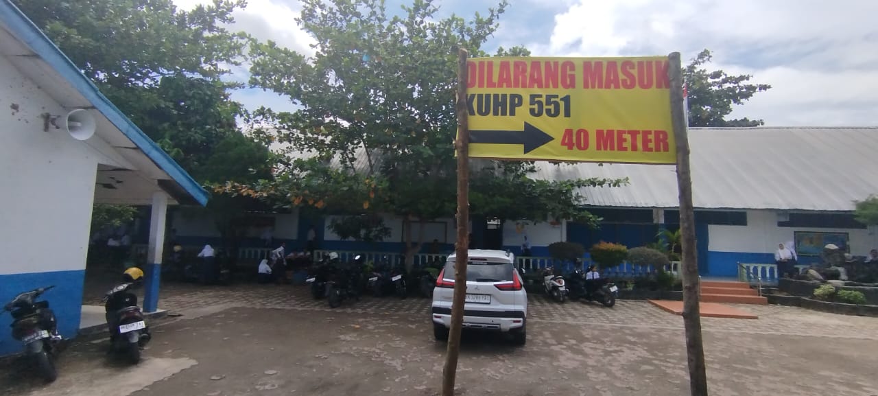 Plank Larangan Masuk di halaman SMPN 1 Rantau Utara. (Fajar/ Sumut Pos)