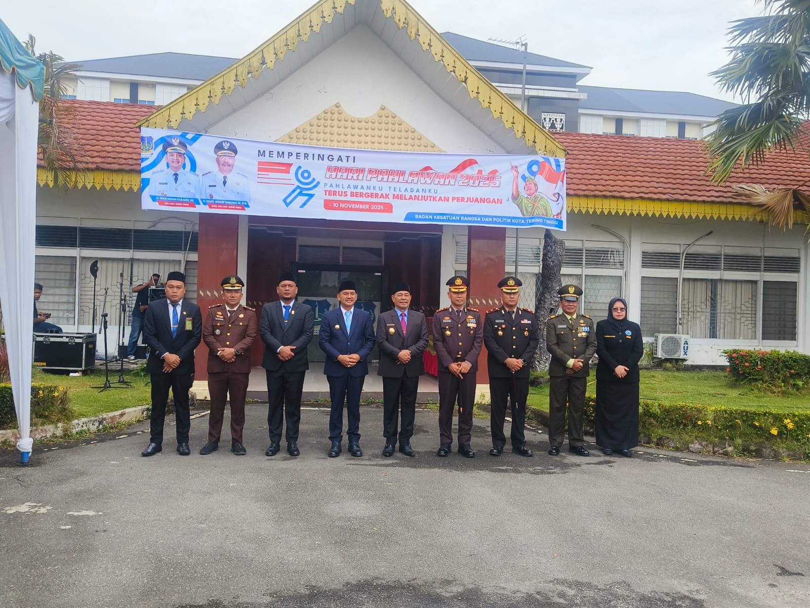 Para pejabat Forkopimda Kota Tebing Tinggi berfoto bersama usai pelaksanaan Upacara Peringatan Hari Pahlawan Tahun 2025. (AZAN PURBA/SUMUT POS)