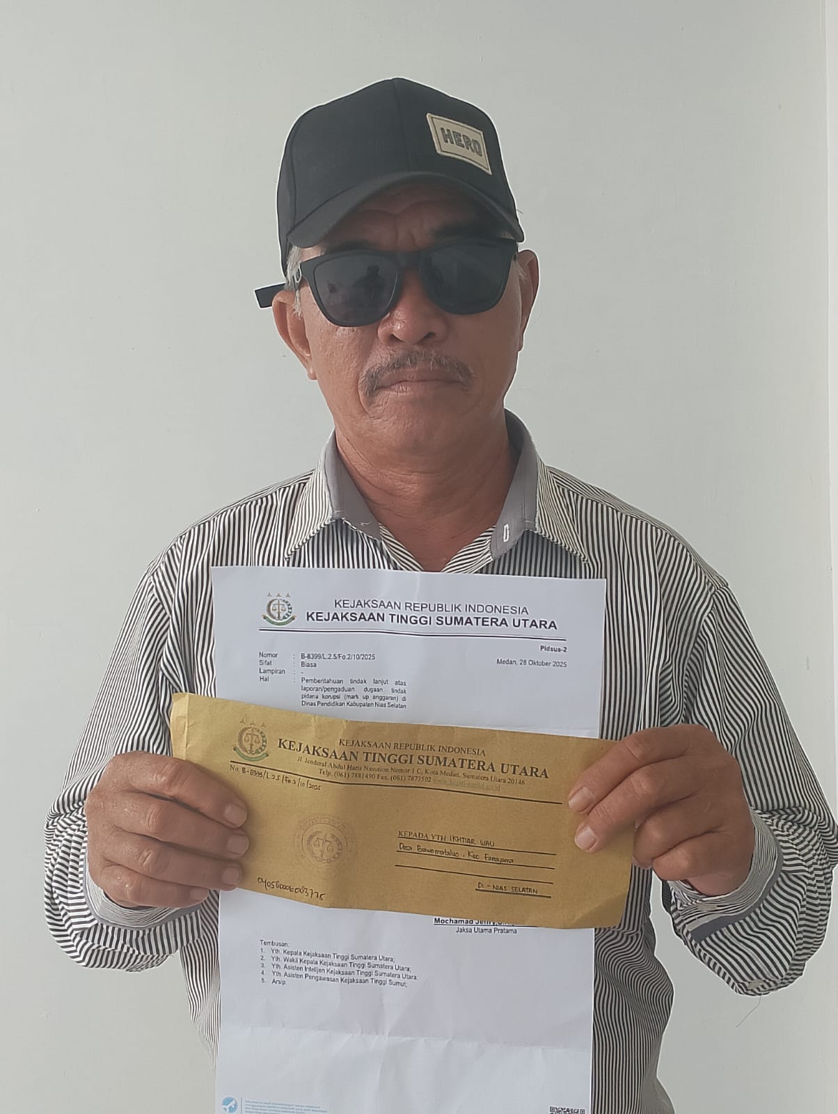 Ikhtiar Wau Alias Ama Merlin Wau (Pelapor)  menunjukkan surat tindaklanjut dari Kejatisu penanganan dugaan mark up pembangunan gedung SD Negeri. (ERIUSMAN/SUMUT POS)