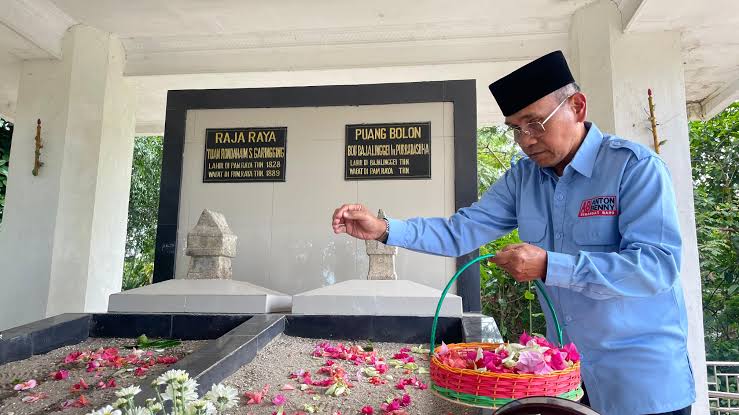 Bupati Simalungun Anton Saragih saat Ziarah di Makam Tuan Rondahaim Saragih Garingging. (PRA EVASI/SUMUT POS)