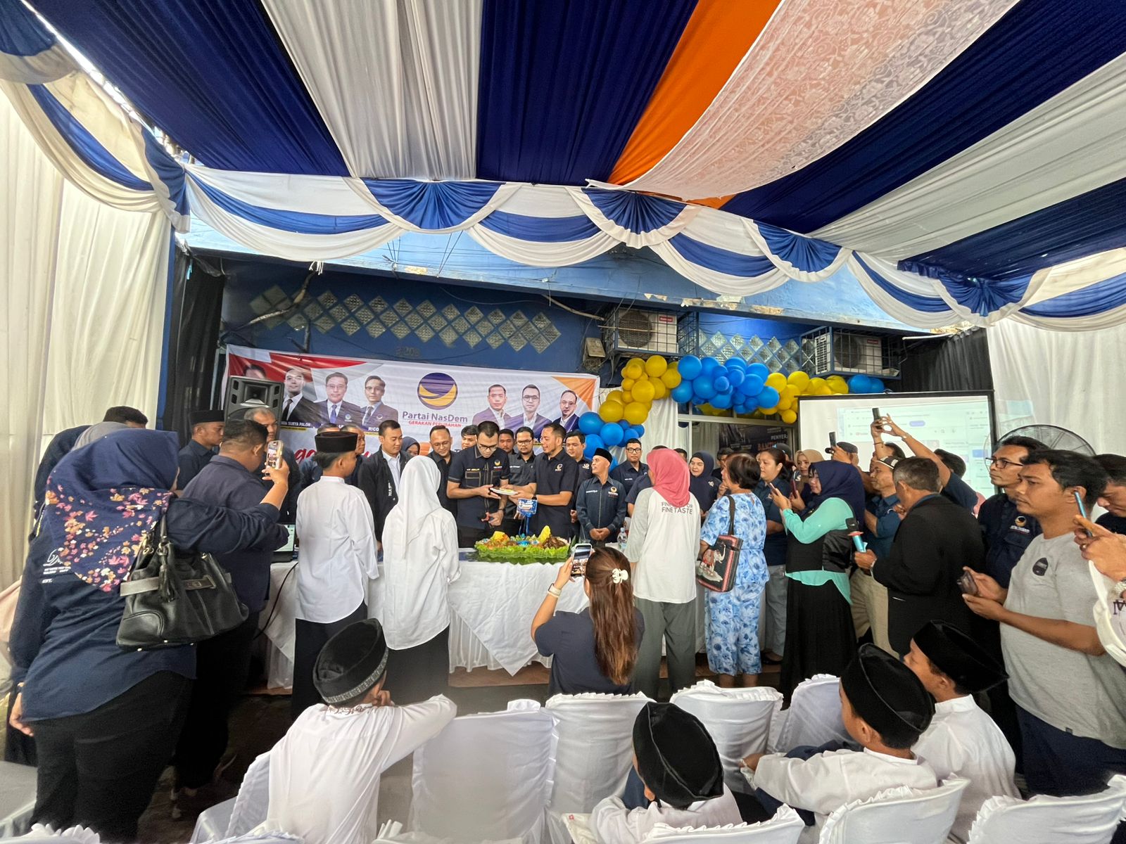 TUMPENG: Pengurus DPD Nasdem saat potong tumpeng dalam perayaan HUT ke-14. (Dok: istimewa)