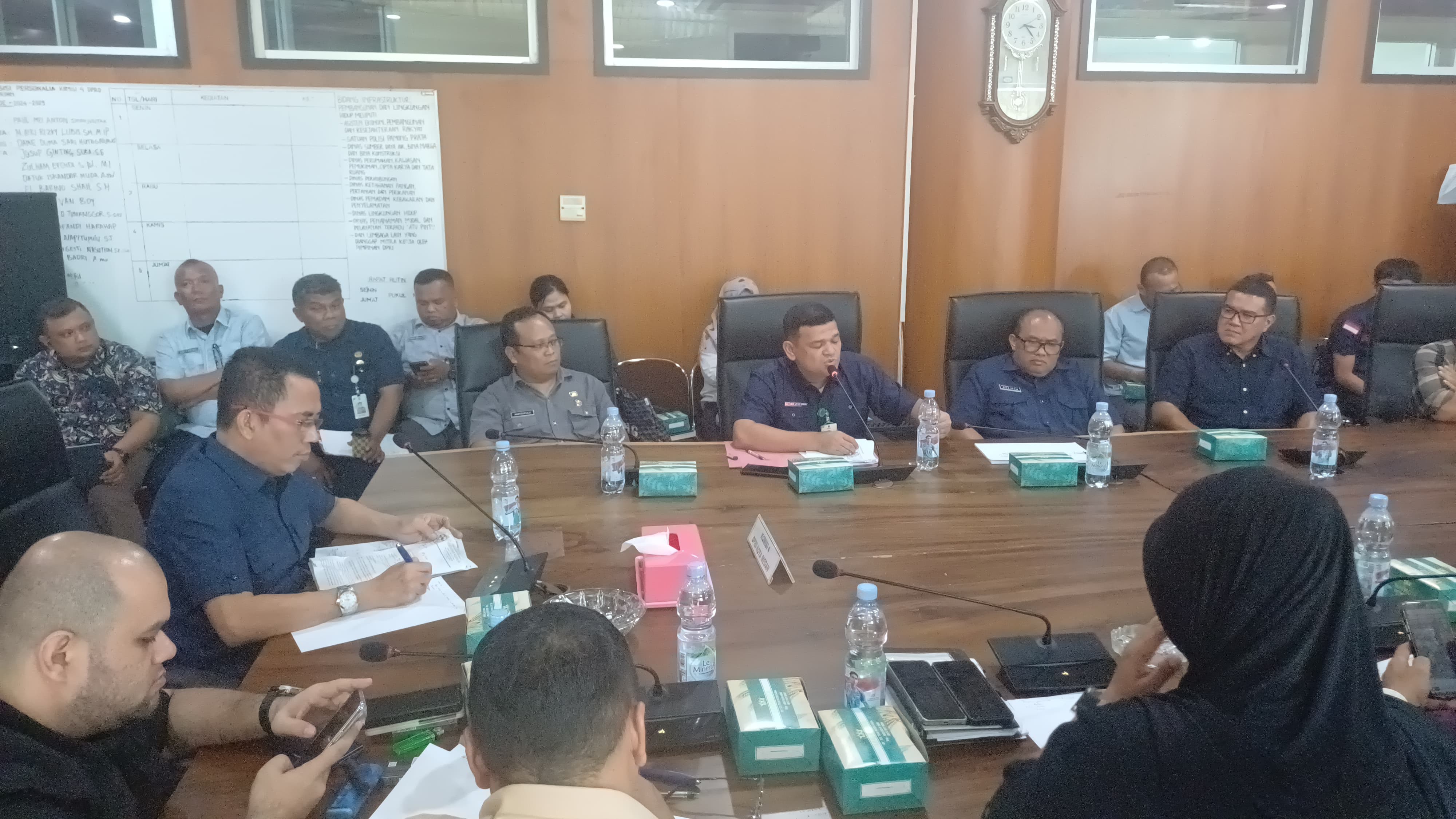 RDP: Komisi 4 DPRD Kota Medan menggelar RDP bersama Dishub Medan dan PT LGE di gedung DPRD Kota Medan, Selasa (11/11/2025) sore. (Dok: Markus Pasaribu/Sumut Pos)
