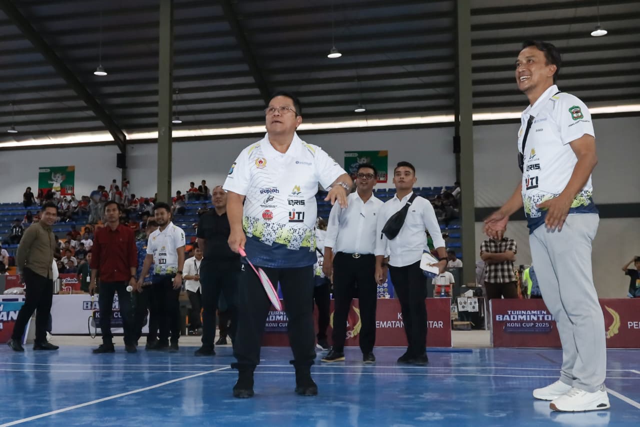 Wali Kota Pematangsiantar Wesly Silalahi saat membuka turnamen badminton. (ISTIMEWA/SUMUT POS)
