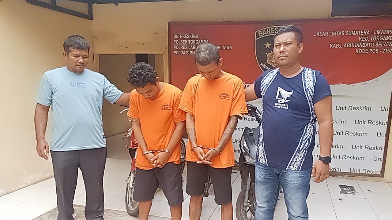 DIAMANKAN: Dua pelaku curanmor (baju kuning) diamankan petugas Polsek Torgamba.(KHAIRUDDIN/SUMUT POS)