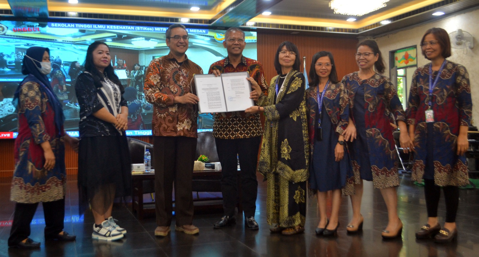 PRODI BARU: Direktur Kelembagaan Kementerian Diktisaintek Prof Dr Mukhamad Najib MM (3 kiri) menyerahkan izin pembukaan program studi baru kepada Dr Imran Saputra Surbakti MM dan Dr Siti Nurmawan Sina
