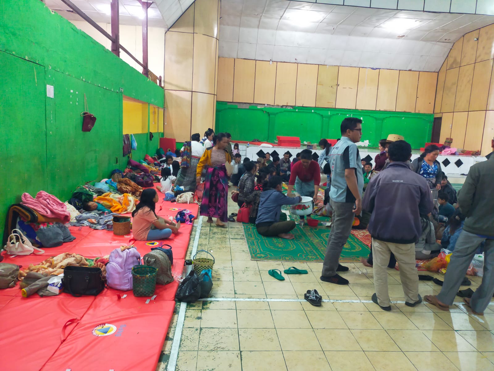 MENGUNGSI. Ratusan KK warga Desa Parbuluan 6, Kecamatan Parbuluan, Kabupaten Dairi, mengungsi di GOR Sidikalang, Selasa (11/11/2025).RUDY SITANGGANG/SUMUT POS.