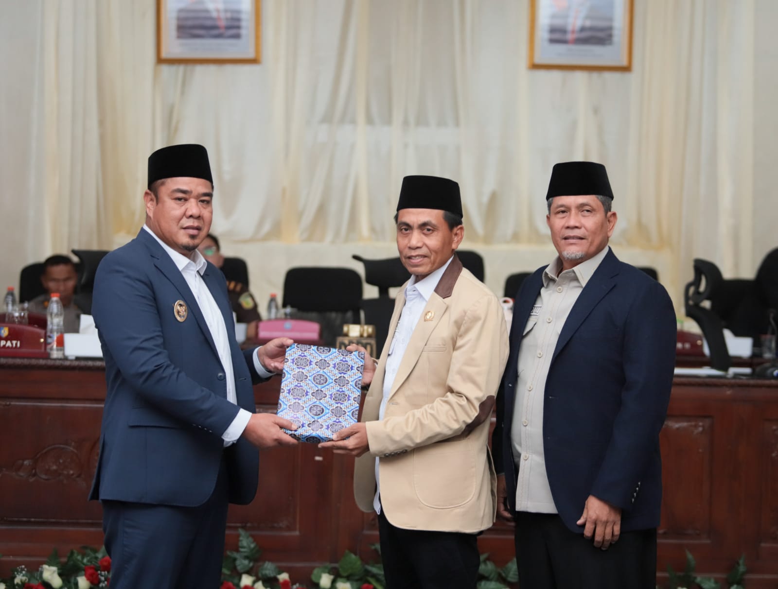 Wakil Bupati Batubara  Syafrizal, S.E., M.AP saat serahkan Dokumen Rancangan KUA-PPAS Tahun Anggaran 2026  pada Ketua DPRD Batubara M Safii didampingi Wakil Ketua DPRD Batubara Rodial.