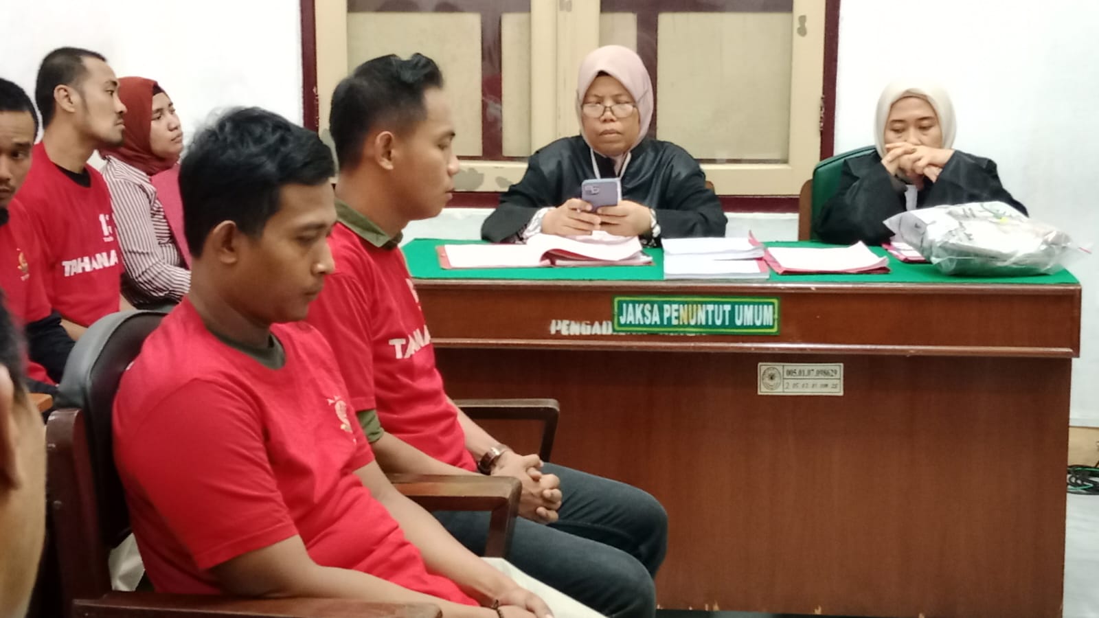KASUS: Dua sekurit D