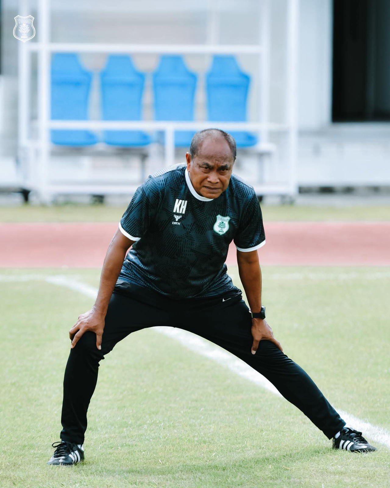 KEMBALI: Pelatih Kas Hartadi kembali mendampingi pemain dari pinggir lawangan saat PSMS Medan melawan Persekat Tegal di Stadion Trisanja, Tegal, Kamis (13/11/2025) sore pukul 15.30 WIB. (Dok: PSMS)