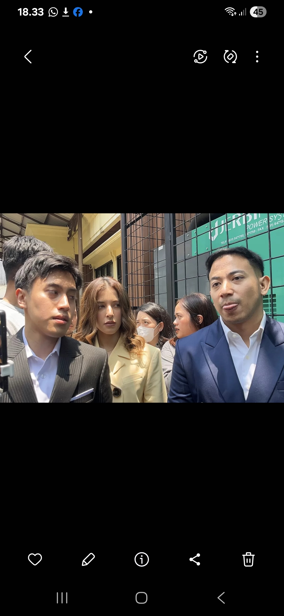 DAMPINGI: Tasya Farasya saat didampingi kuasa hukumnya. (Dok: Jawa Pos)