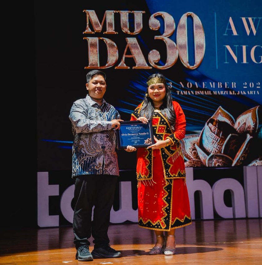 Silvia Decmerry Natalia Gea saat menerima Penghargaan MUDA 30 2025. (ist)