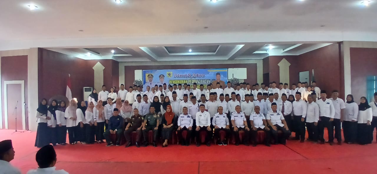 Sebanyak 370 anggota BPD Dairi diabadikan usai pengukuhan perpanjangan masa jabatan. (KHAIRUDDIN/SUMUT POS)
