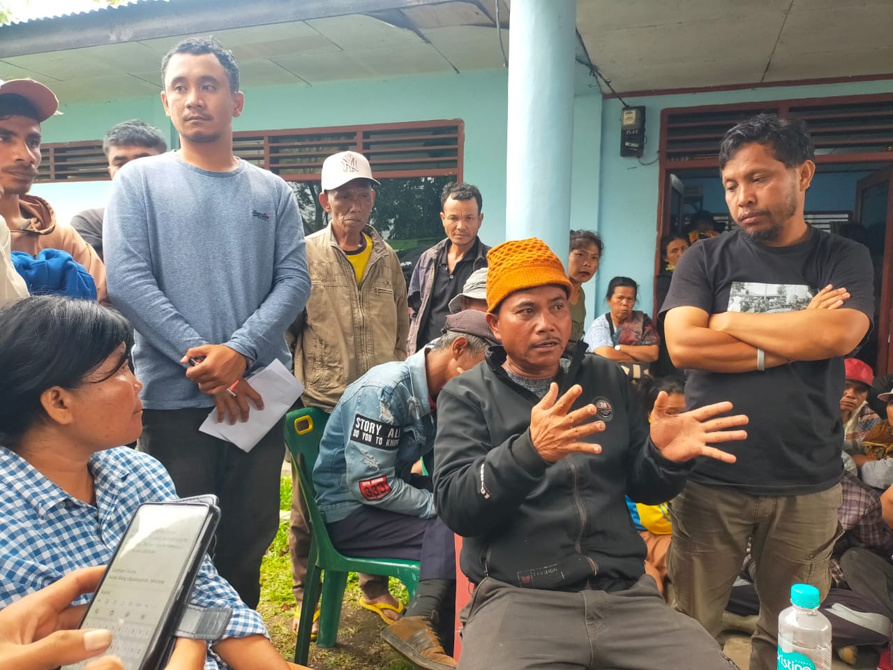 Warga pengunjukrasa, Darman Purba didampingi, Duat Sihombing dari Yayasan Petrasa dan Rohani Manalu dari Yayasan Diakonia Pelangi Kasih serta warga memberikan keterangan.