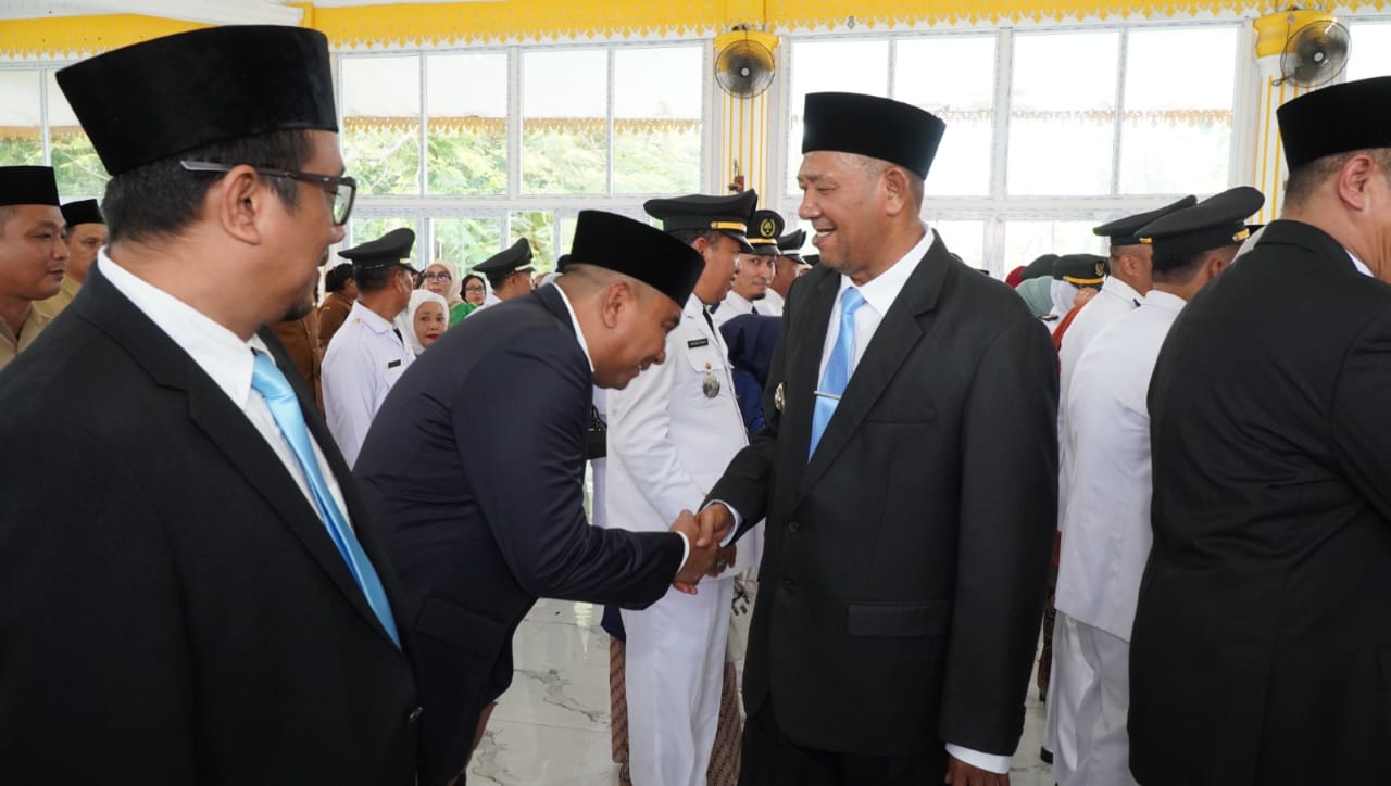 Bupati Langkat, Syah Afandin saat menyalami pejabat yang dilantik.