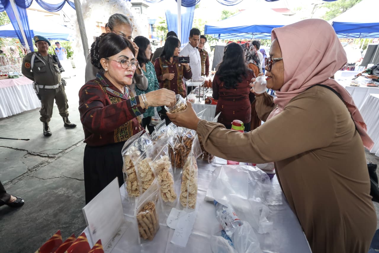 Ketua Dekranasda Pemko Siantar  melihat produk UMKM Warga Siantar dalam ajang UMKM Siantar Expo 2025. (PRA EVASI/SUMUT POS)