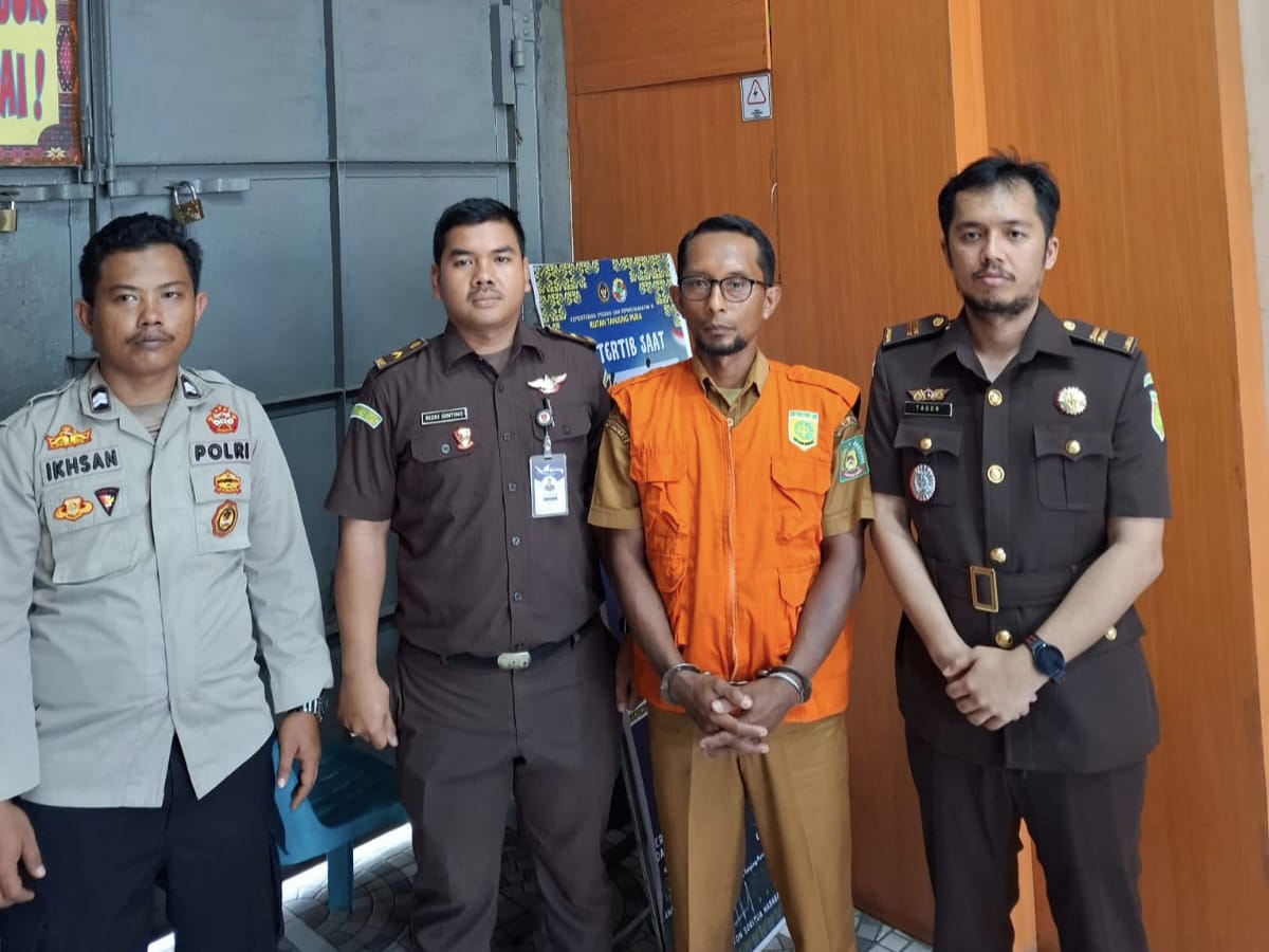Kades Sei Tulang, Syamsul Bahri (dua dari kanan) saat mengenakan rompi tahanan kejaksaan dan dieksekusi ke Rutan Tanjungpura. (Istimewa/Sumut Pos)