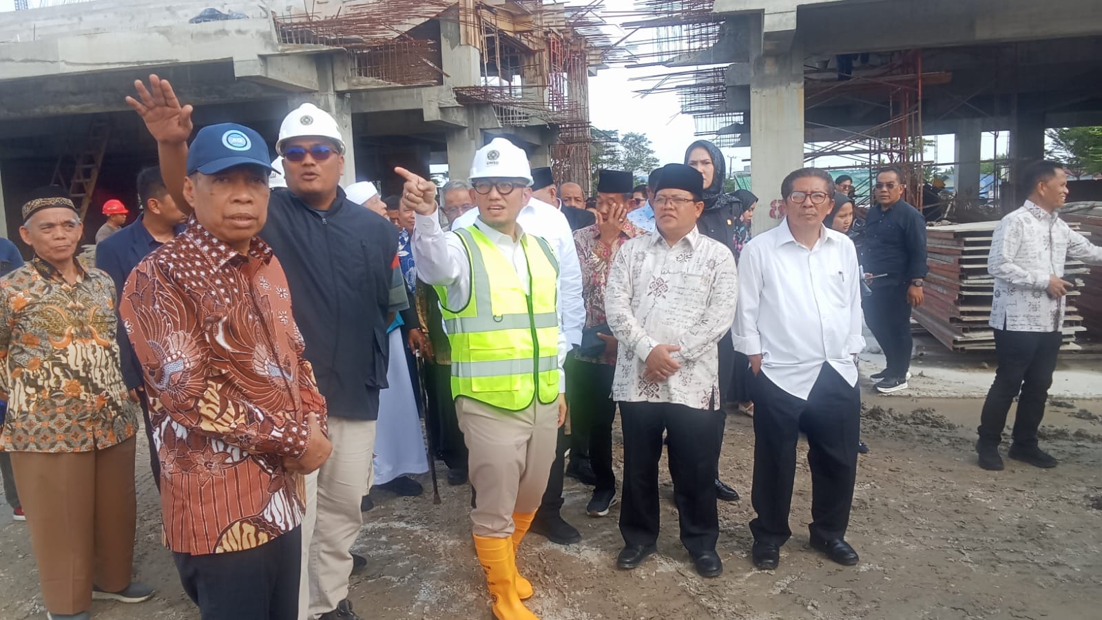 MUKTAMAR: Dr Danhil Anzar Simanjuntak ME (tengah) meninjau pembangunan auditorium dan hall di kampus terpadu UMSU. (Deddi Mulia Purba/Sumut Pos)