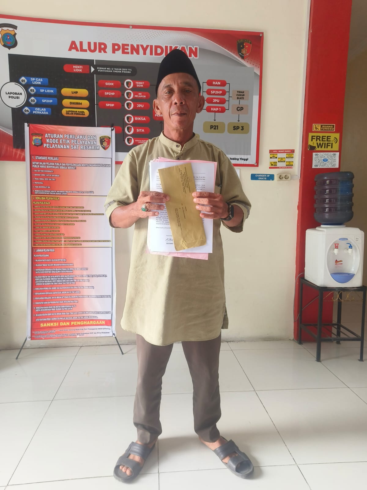 Poniman saat membuat laporan ke Polres Tebingtinggi untuk menyerah kan  bukti- bukti dan dokumen, Rabu (12/11). (Azan Purba/Sumut Pos)